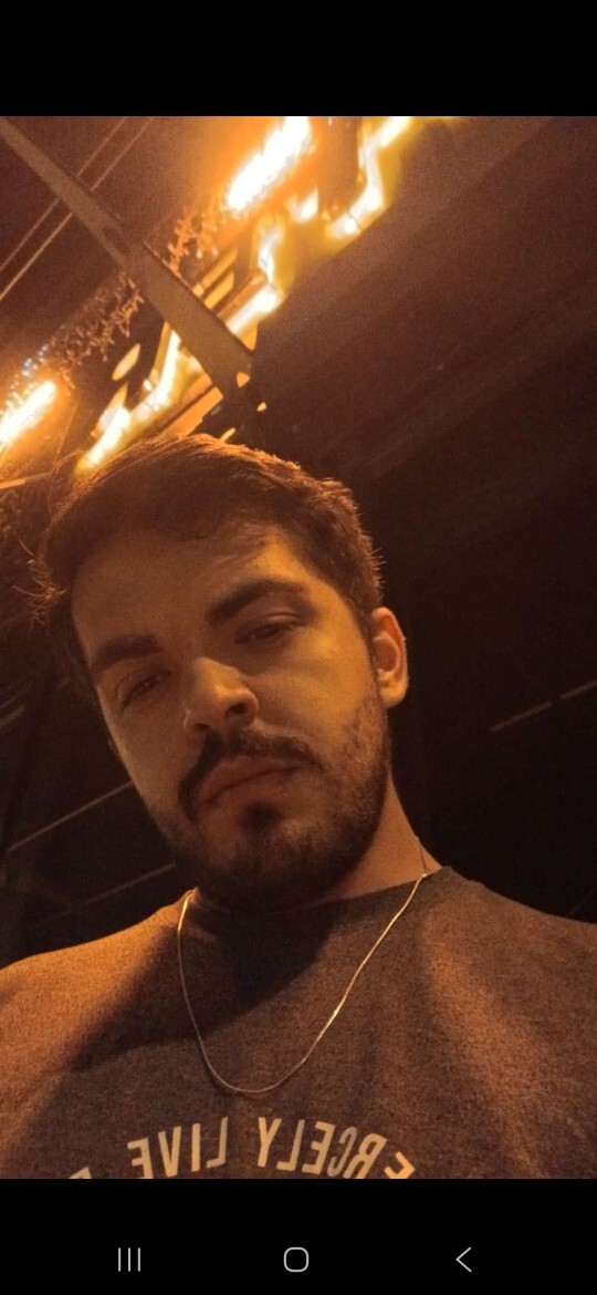 Gece kulübünde barmenim, bar hayatı ve müşteri hikayeleriyle ilgili her şeyi sorar mısınız?