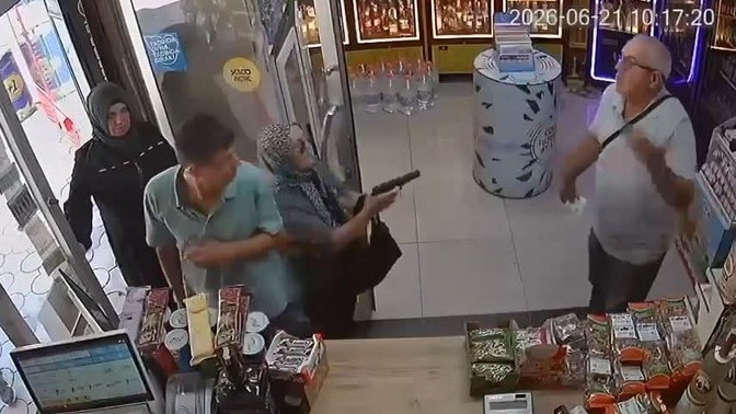Kadın kocasını öldürmek isterken silah tutukluk yaptı. Sizin başınıza gelen en zamanlaması mükemmel aksilik neydi 😆?