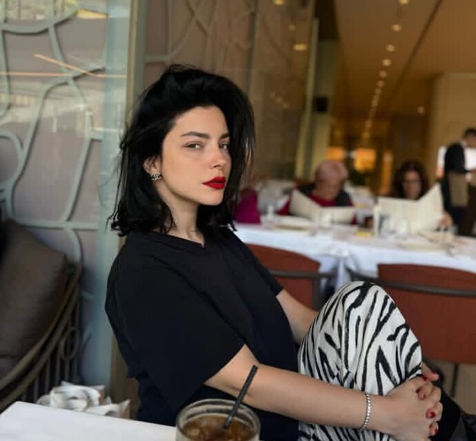 Benden kırmızı ruj 💄 kadını olur mu?