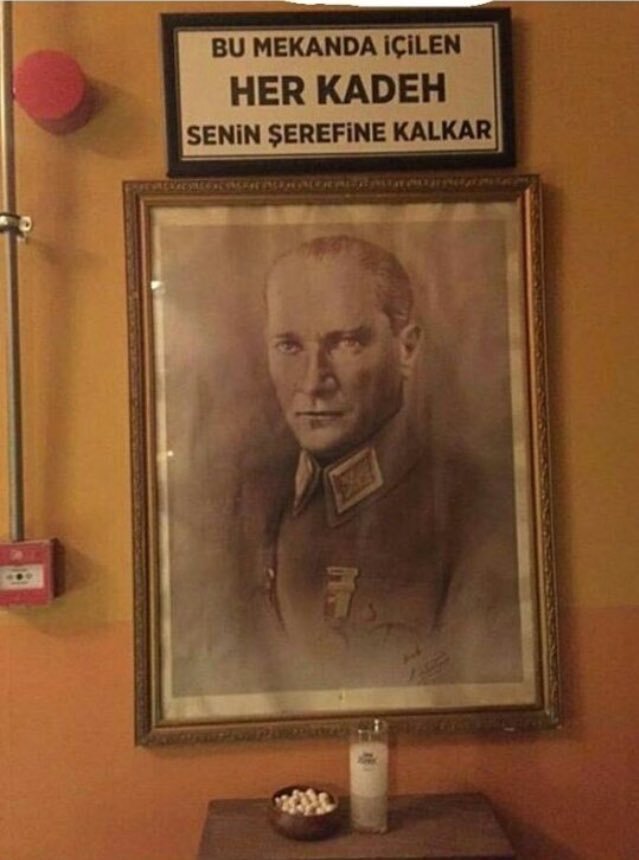 Kadehini kimin şerefine kaldırıyorsun?