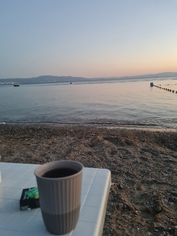 Kadehini kimin şerefine kaldırıyorsun?