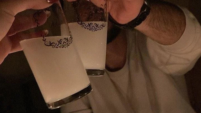 Beraber uzun uzun sohbet edip rakı masası kurmak istediğiniz biri var mı?