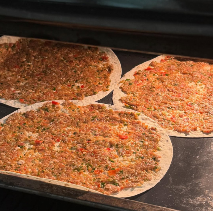 Lahmacun yaptım. Yer miyiz?