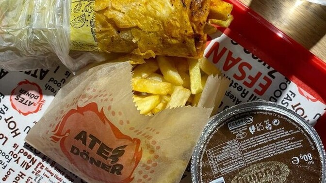 Döner yerken turşu biberini dönerin içine koyup mu yiyosunuz yoksa yanında mı 🤔?