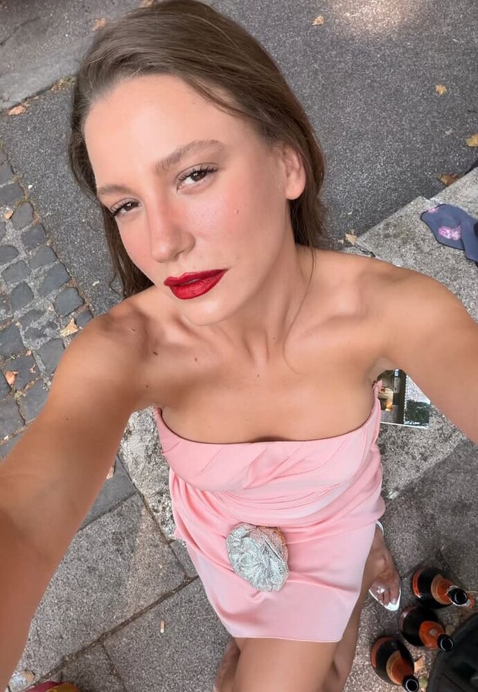 Seranay Sarıkaya çok güzel bir kadın değil mi?