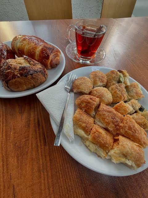 Göz göz kabaran yumuşacık poğaça mı daha efsane yoksa çıtır çıtır börek mi, senin favorin hangisi?