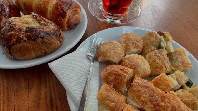 Göz göz kabaran yumuşacık poğaça mı daha efsane yoksa çıtır çıtır börek mi, senin favorin hangisi?