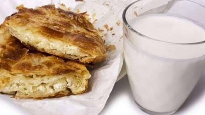 Börek ve poğaçanın yanına en çok yakışan içecek hangisi《çay, ayran, kola, fanta, limonata》?