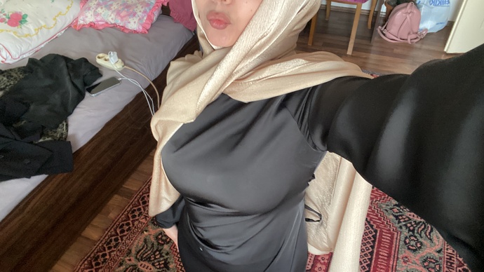 Siyah üstüne sari mi bordo mu renk sizce?