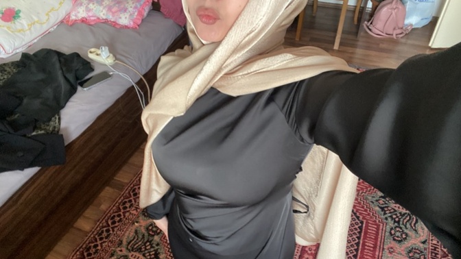 Siyah üstüne sari mi bordo mu renk sizce?