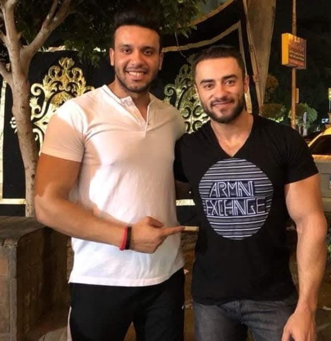Beyaz tişörtlü benim