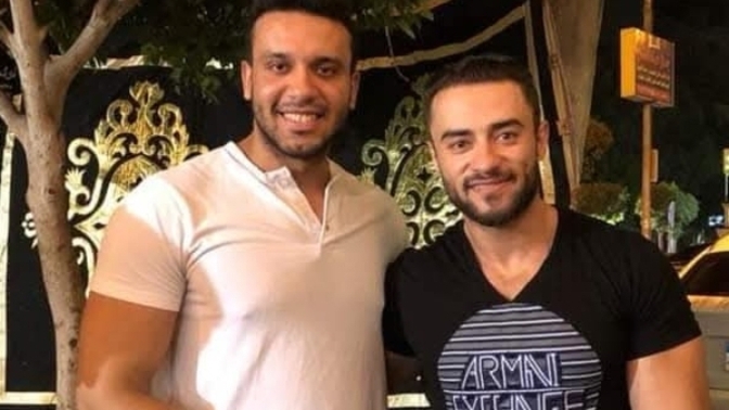 Kombinlerimizi puanlar mısınız, beyaz tişörtlü ben mi yoksa diğer arkadaşım mı daha uyumlu giyinmiş?