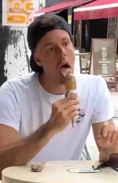 Eşiniz / sevgiliniz dışarda manalı şekilde dondurma yiyebilir mi 😂?