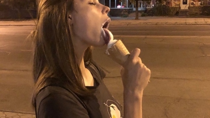 Eşiniz / sevgiliniz dışarda manalı şekilde dondurma yiyebilir mi 😂?