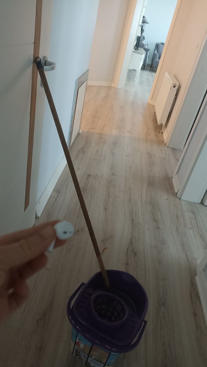 Evde yer silerken kulaklıkla müzik dinler misiniz, ?