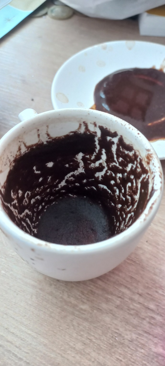 Bana fal bakabilcek var mi? ne cikmis kahvemde?
