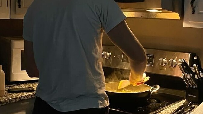 Karısı evde otururken yemek yapan erkeğe ne denir?