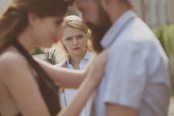 Sırf başkasının mutlu olmasına tahammülü olmadığı için bunu gündem haline getiren insanlar hakkında ne düşünüyorsunuz?