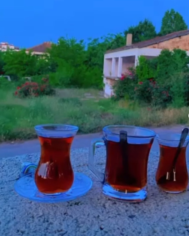 Siz güne nasıl başlıyorsunuz, sabah rutinleriniz ve küçük mutluluklarınız neler?