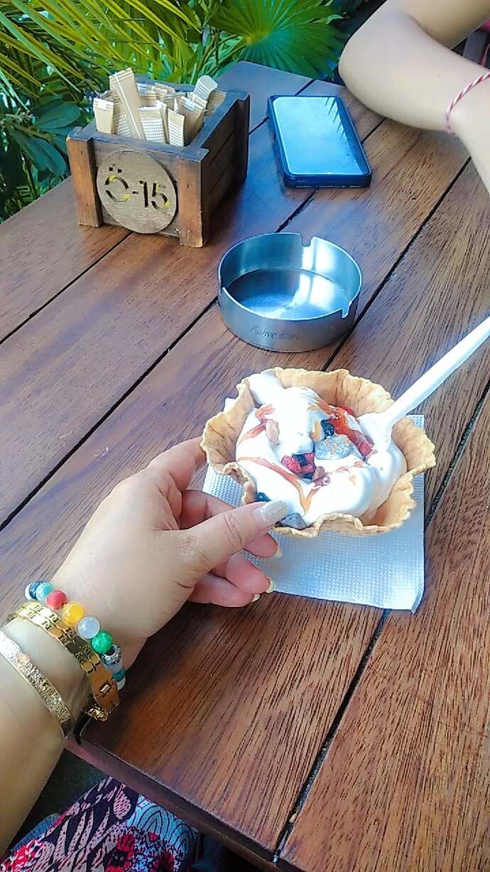 Flört ile ilk buluşmada dondurma yemeye gitmek mantıklı mı, çok mu çocukça olur?