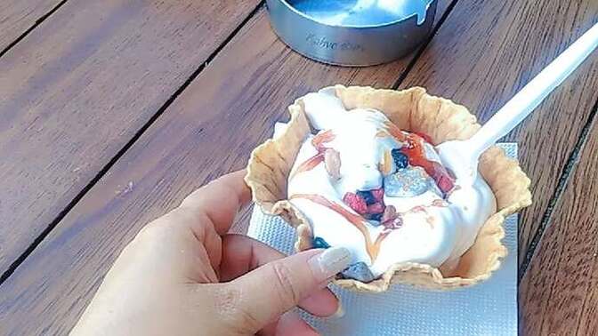 Flört ile ilk buluşmada dondurma yemeye gitmek mantıklı mı, çok mu çocukça olur?