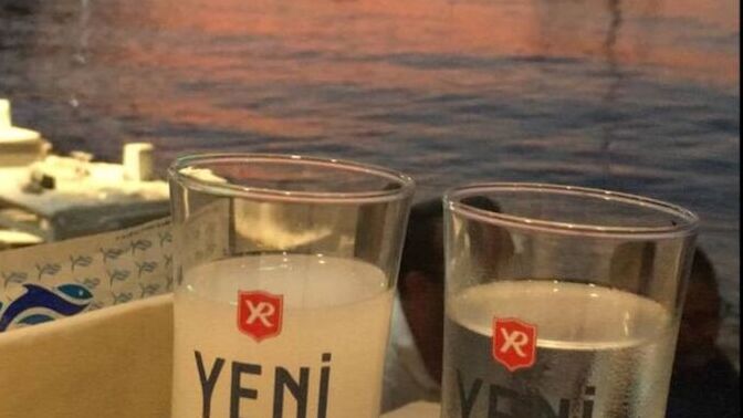Yaz tatilinin olmazsa olmaz detayı sizce nedir, deniz kenarında rakı mı?