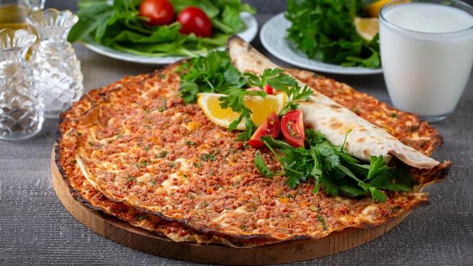 Lahmacunun yanına ayran mı kola mı yakışır?