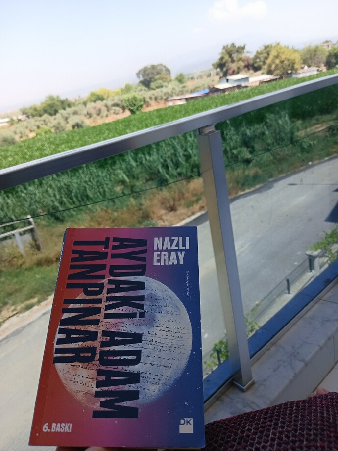 Şu an hangi kitabı okuyorsunuz, okuma deneyiminiz nasıl gidiyor?
