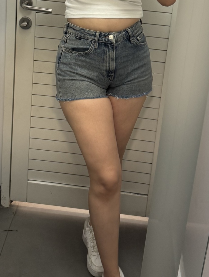 Kot şort bana yakışmış mı, ön kısmı sizce normal mi yoksa çok mu dar?