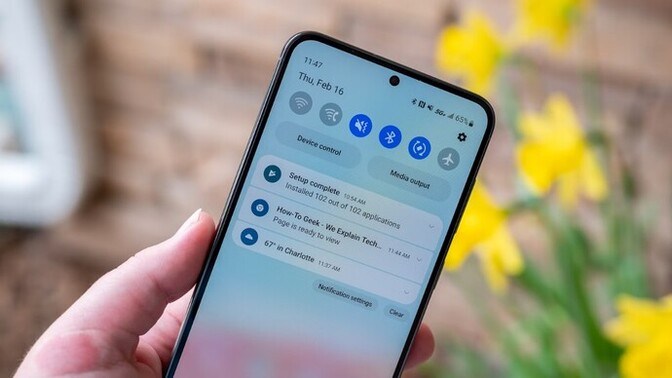 Telefonunu sessize alıp yine de sürekli kontrol eder misin?