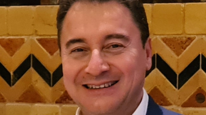Kulislerde Ali Babacan'ın Cumhurbaşkanı adayı olacağı konuşuluyor. Sizce oy alamayacağını bildiğimiz kişi neden aday olur?