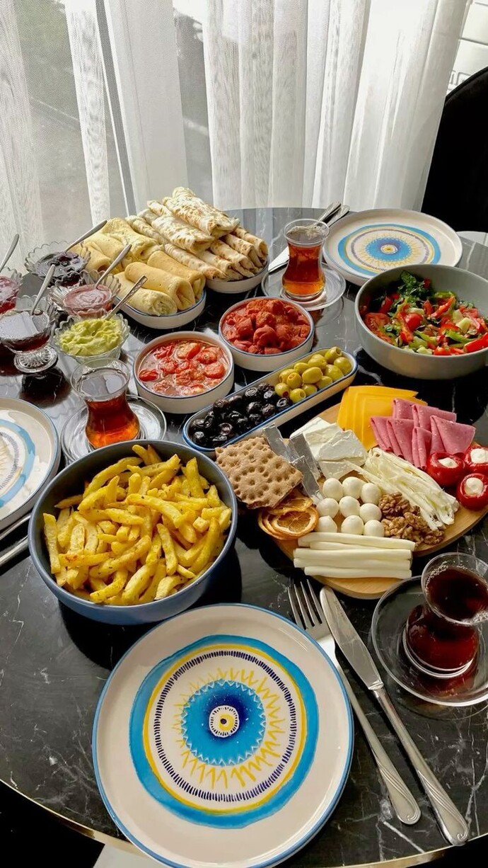 Her sabah böyle kahvaltı hazırlayan insanlar üşenmiyor musunuz?