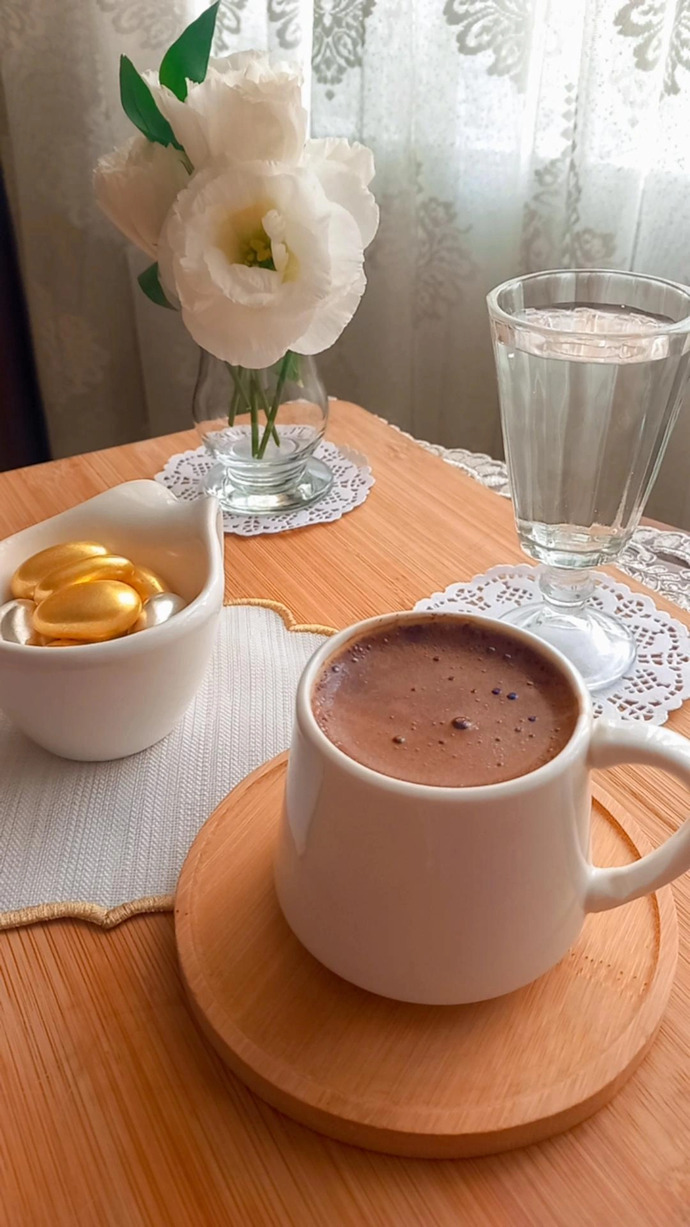 Bol köpüklü Türk kahvesi yapabiliyor musun?