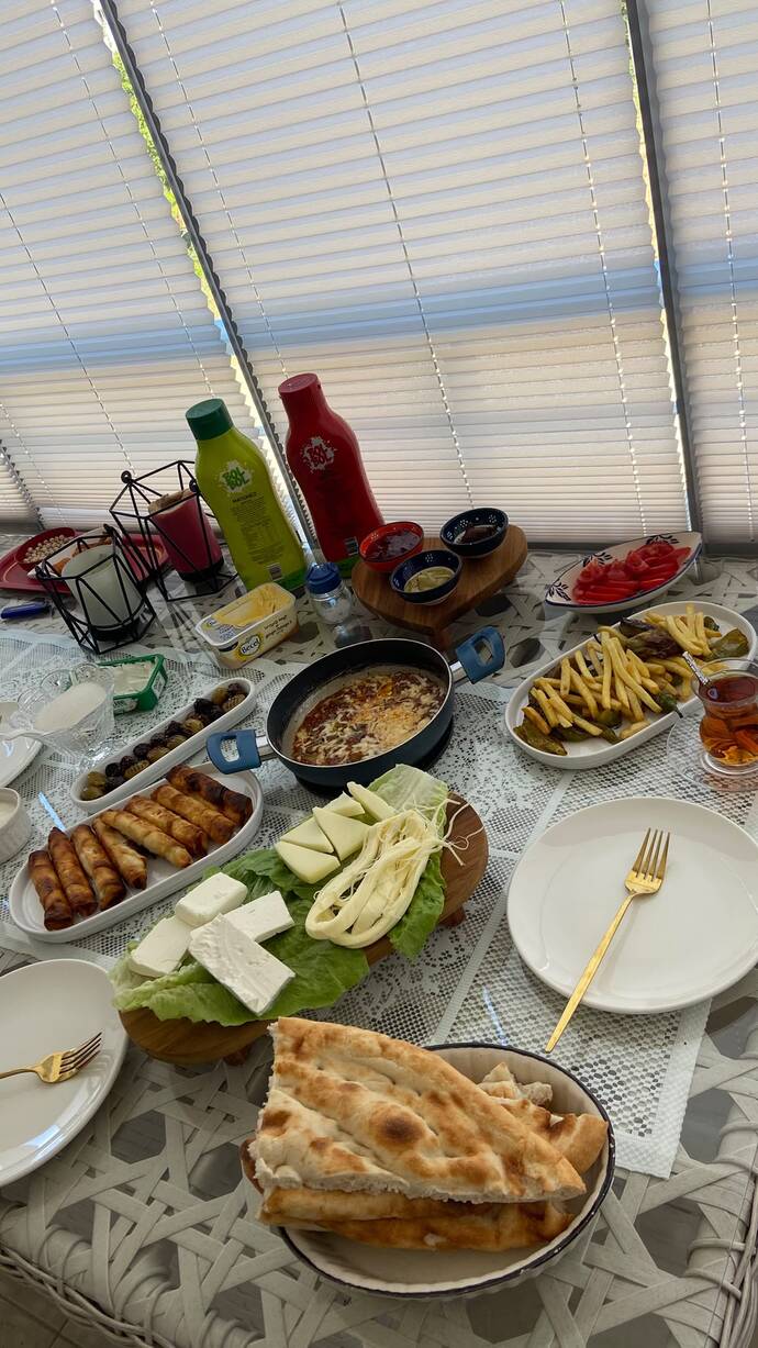 Günaydın, kahvaltıda olmazsa olmazım dediğiniz yiyecek ve içecekler neler?