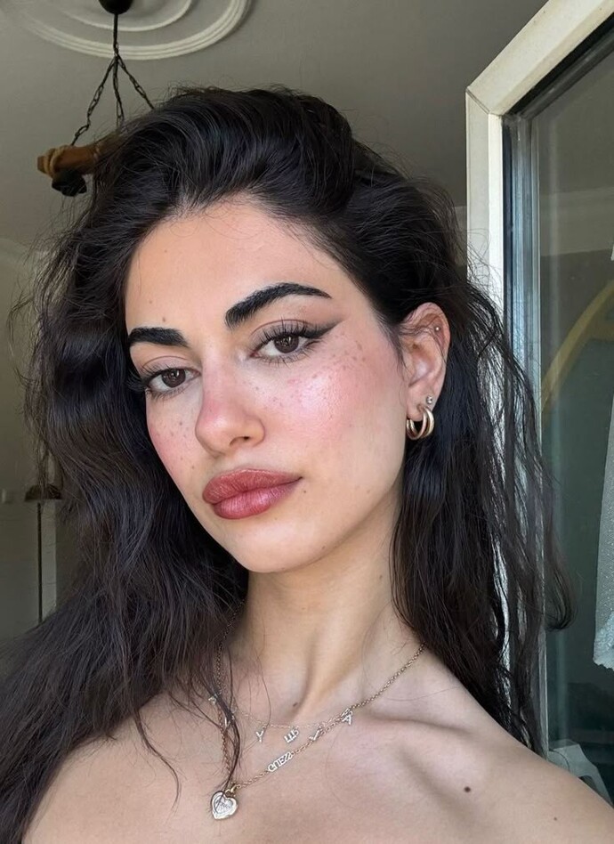 Sizce kavisli kaşlar mı daha güzel düz kaşlar mı?
