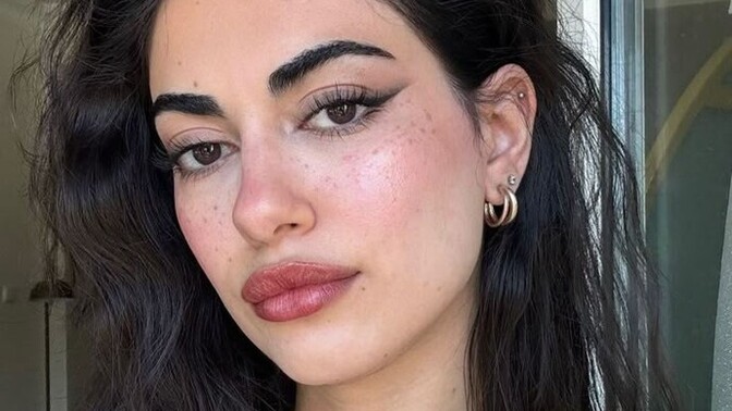 Sizce kavisli kaşlar mı daha güzel düz kaşlar mı?
