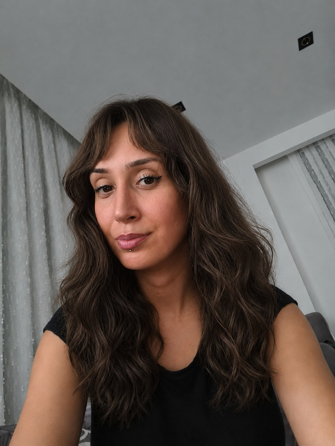 Sizce açık saç rengi mi daha çok yakışmış yoksa koyu mu?