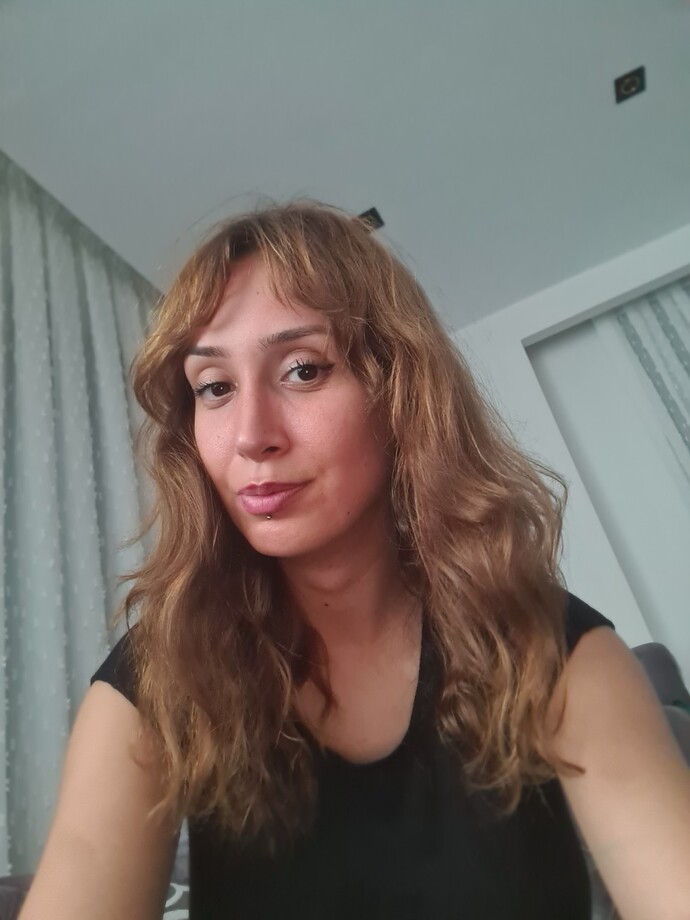 Sizce açık saç rengi mi daha çok yakışmış yoksa koyu mu?
