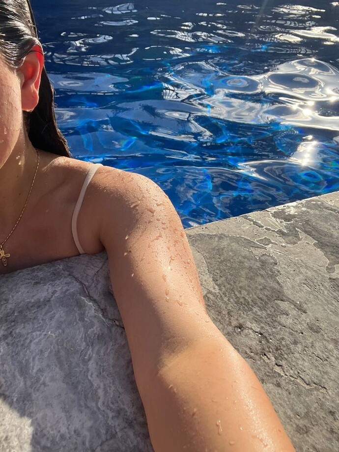 Havuzda bikiniyle fotoğraf çekip Instagram’da paylaşmak görgüsüzlük mü?