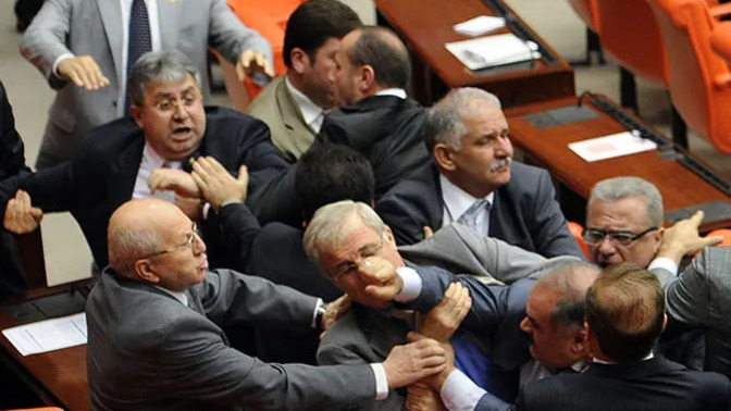 Mecliste milletvekili olsaydınız kavga eder miydiniz 🤡?