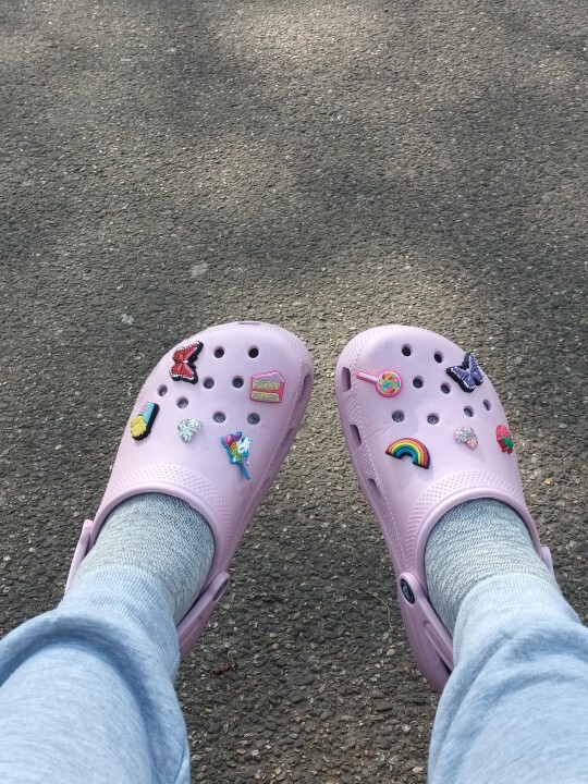 Crocs terlik her yerde giyilir mi?