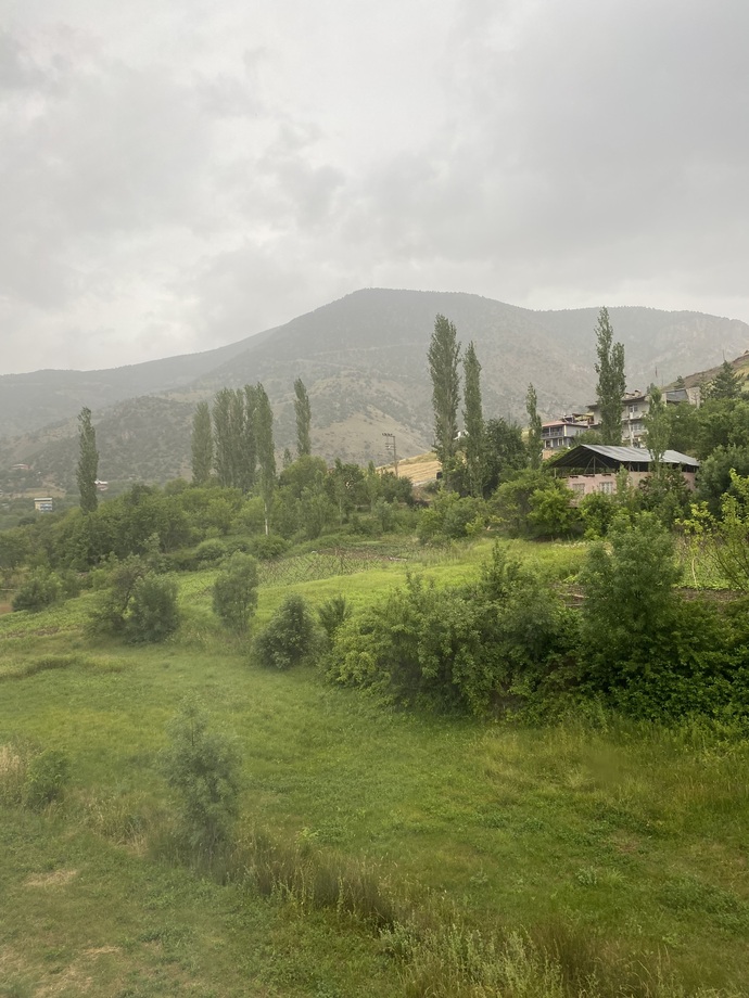 Yatak odanın camından dışarıya bakınca ne görüyorsun?