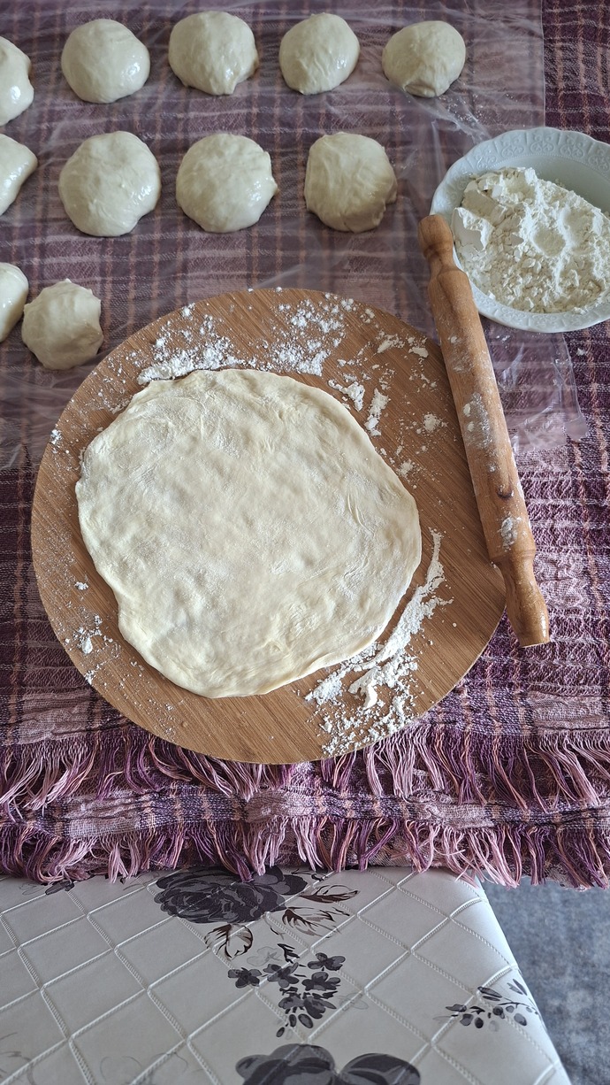 Elde hamur açan kız 1_0 önde midir?