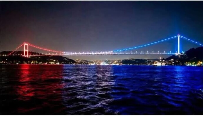 Ne düşünüyorsunuz: FSM köprüsü USAnın kuruluş günü için özel ışıkla aydınlatıldı?