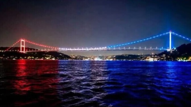 Ne düşünüyorsunuz: FSM köprüsü USA'nın kuruluş günü için özel ışıkla aydınlatıldı?
