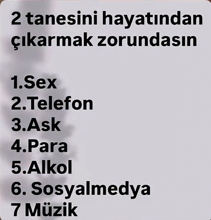 Ay Geceye küsmez