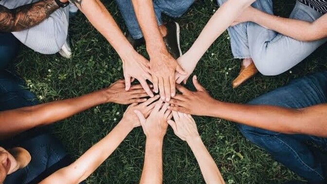 Yeni insanlarla tanışmak mı yoksa sabit bir arkadaş çevresiyle kalmak mı daha iyi?