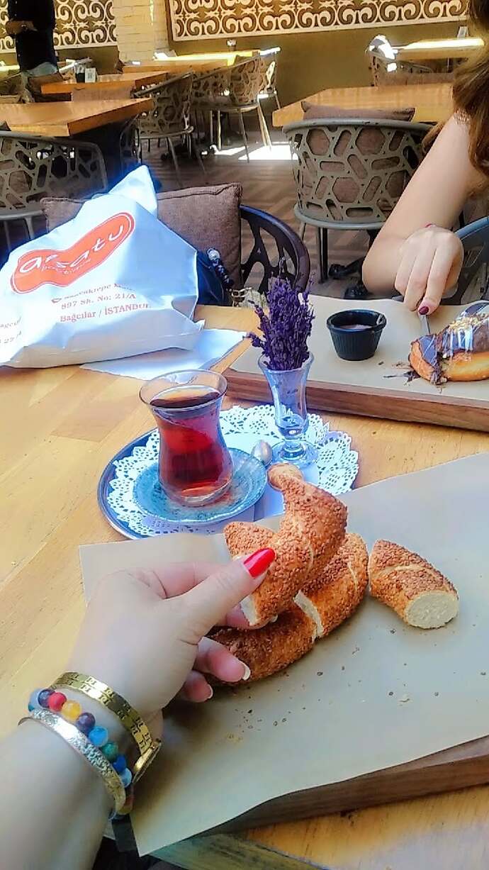 Hayat parası olana mı yoksa yaşamasını bilene mi güzeldir?