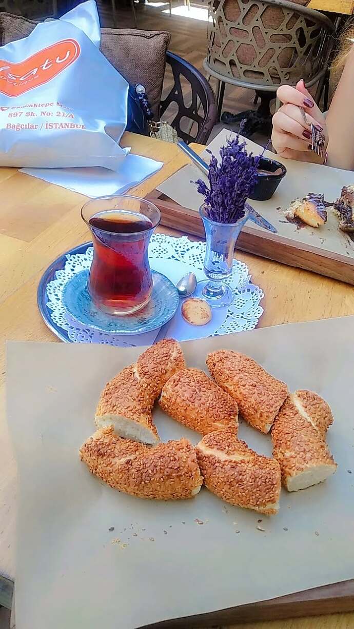 Hayat parası olana mı yoksa yaşamasını bilene mi güzeldir?