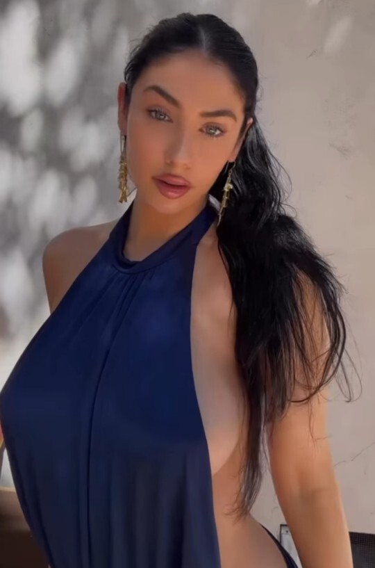 Bu elbisenin rengi ve kesimi sizce nasıl, üzerimde güzel durur mu?